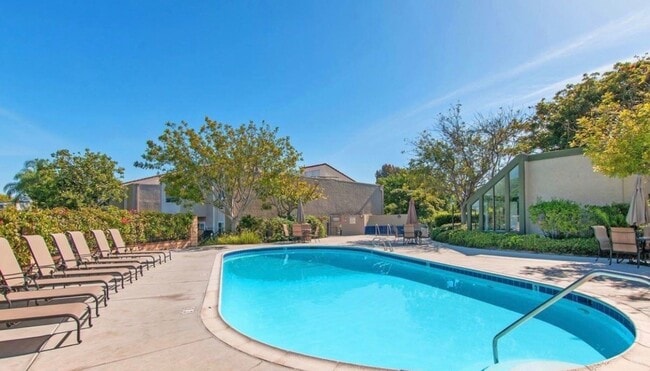 Building Photo - LIGHT & BRIGHT UPGRADED, 2 BEDROOM CONDO, ...
