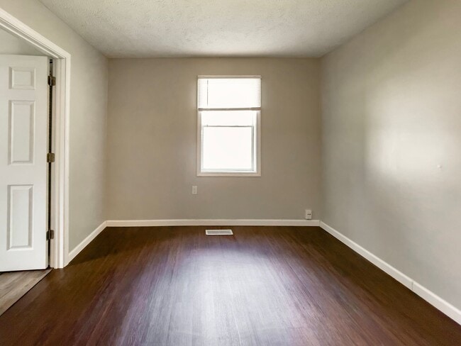 Building Photo - PRELEASING for AUGUST! Close to Campus: In-Unit Washer and Dryer