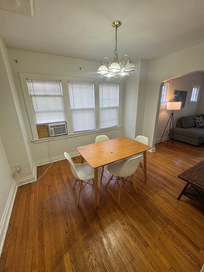 Building Photo - 3 bedroom/ 1.5 bath house Furnished