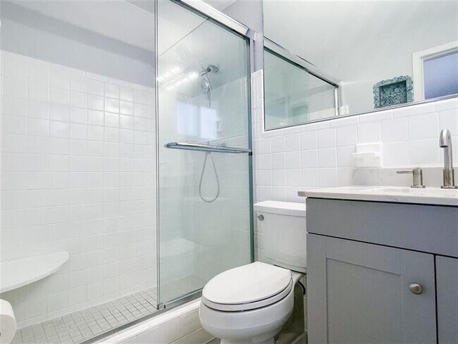 Building Photo - 2011 NE 31st St