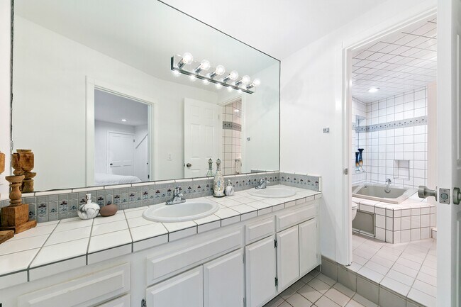 Building Photo - 6502 Dume Dr