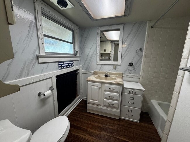 Building Photo - Charming Home with Mother in-Law Suite & Lake Access