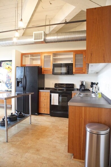 Building Photo - 1420 NW Lovejoy St