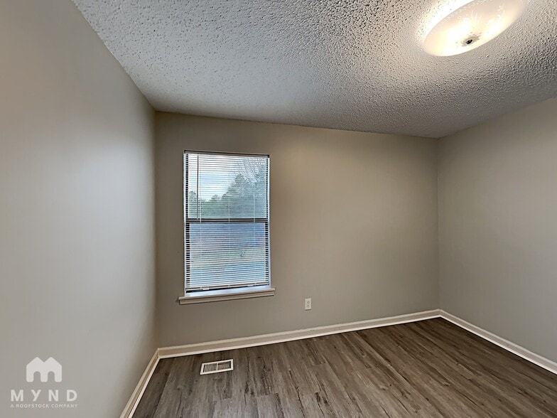 Building Photo - 9925 Miller Ave