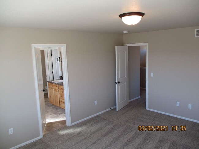 Building Photo - 4 Bed, 2.5 Bath - 2 Story Home in Windsor'...