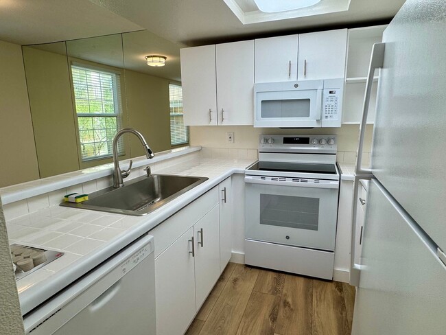 Building Photo - Renovated 2-bedroom 2-bathroom condo in th...