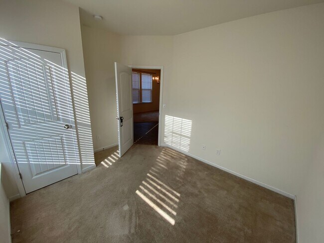 Building Photo - Room in 4 Bedroom Home at Bluegrove Rd