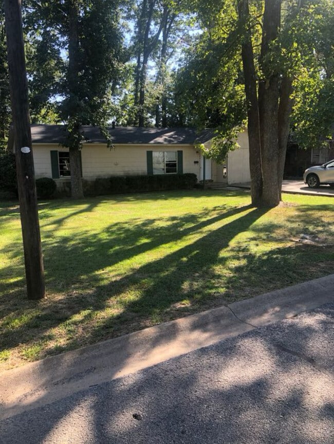 Primary Photo - 1504 E Lantrip St