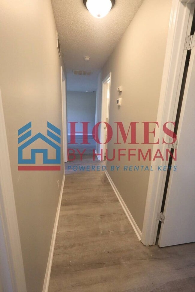 Building Photo - Three Bedroom House | Remodeled & Move in Ready | Deposit Special