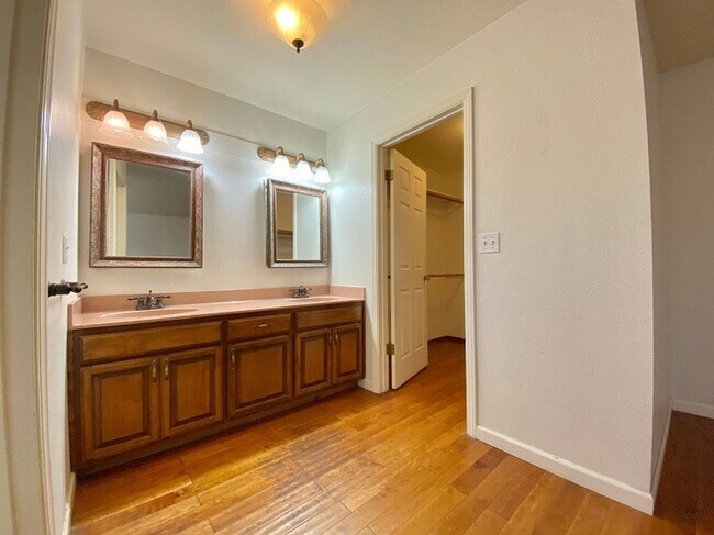 Building Photo - DO NOT DISTURB TENANTS - Spacious Two Bedr...