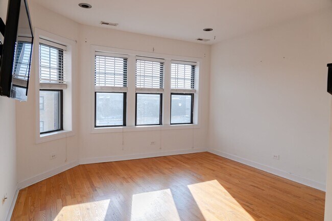 Building Photo - 2508 W Catalpa Ave