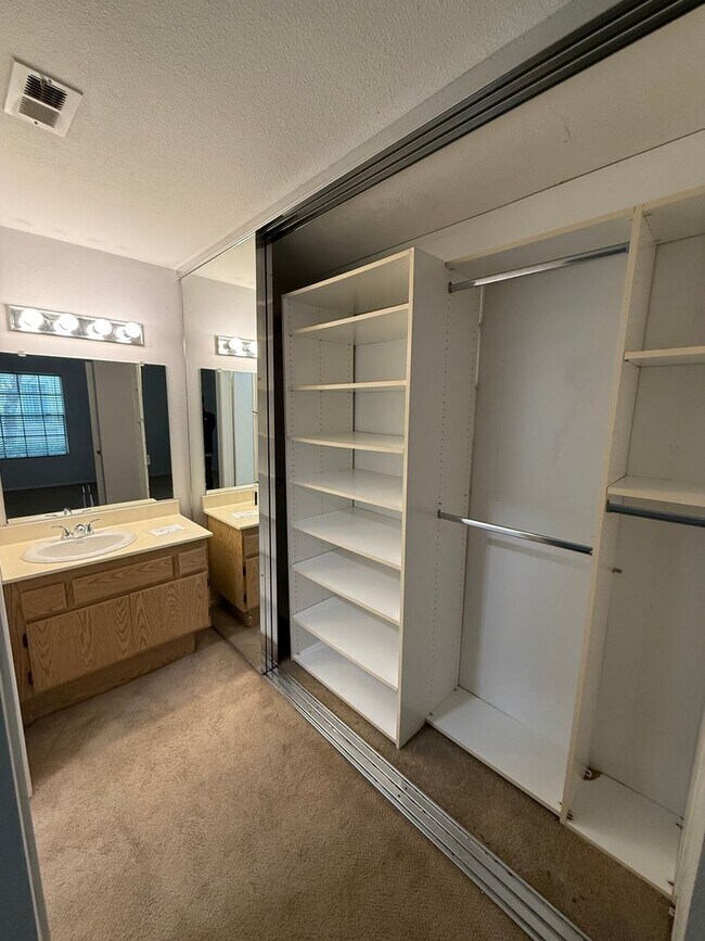 Building Photo - 1 Bed, 1 Bath Condo - Fireplace + Private ...