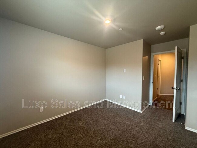 Building Photo - 757 SW 14th St