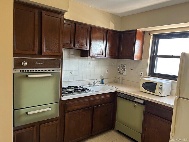 Building Photo - 68 Sneden Pl