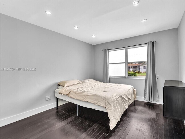 Building Photo - 20120 NE 25th Ct