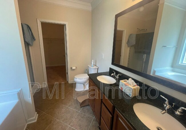Building Photo - 121 Rossmore Dr