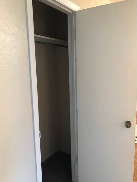 Closet - 2818 S Grove St