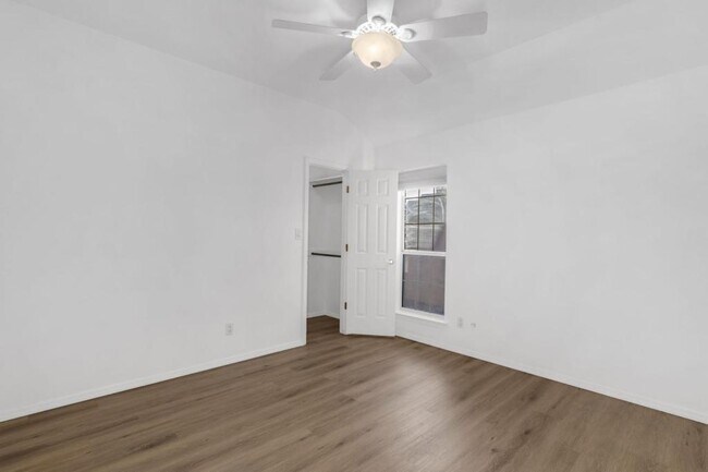 Building Photo - 9512 Rosas Ave NE