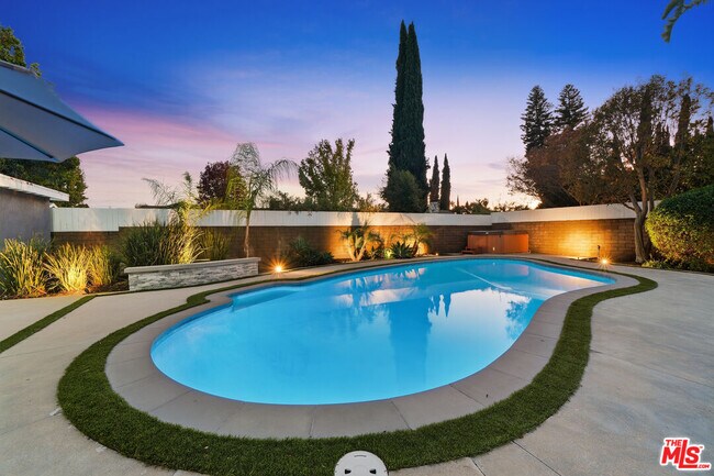 Building Photo - 15040 Hamlin St