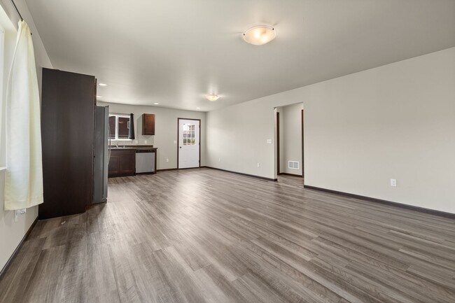 Building Photo - 4 BED | 2 BATH | DOUBLE GARAGE | RAPID VALLEY