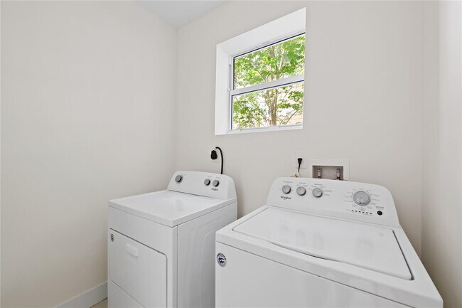 Building Photo - 1430 SW 4th Ave