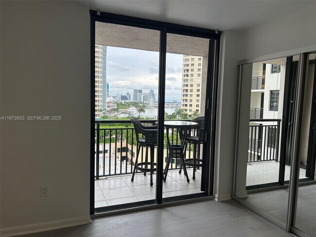 Building Photo - 540 Brickell Key Dr