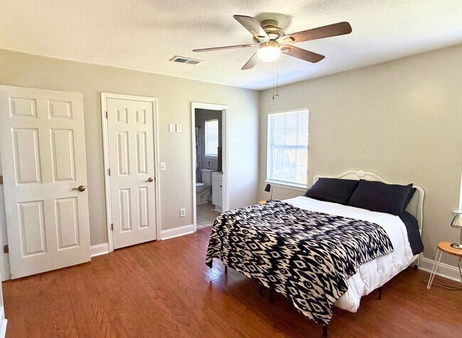 Building Photo - Updated 4BR/2BA Home in Cul-de-Sac