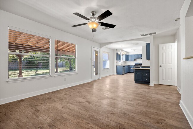 Building Photo - Charming Family Home in Highly Sought-Afte...