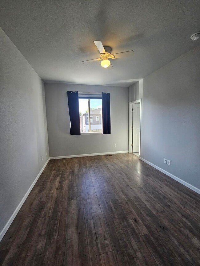 Building Photo - Contemporary townhome in Great Location