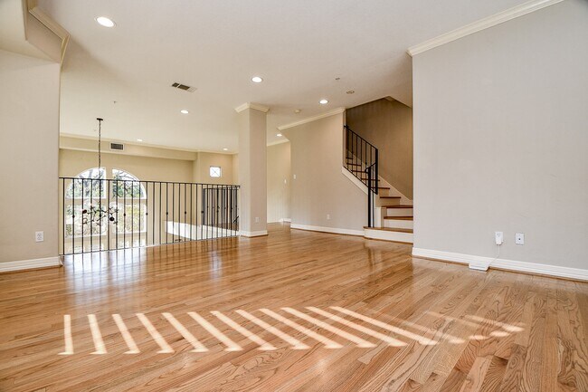 Building Photo - 2094 Brentwood Dr