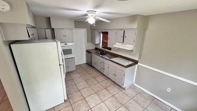 Building Photo - Lovely 3 Bedroom, 2 Bathroom Home in Melbo...