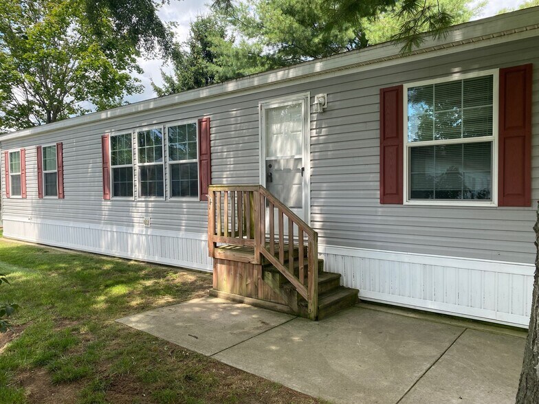 Building Photo - 15562 Pine Ridge Dr