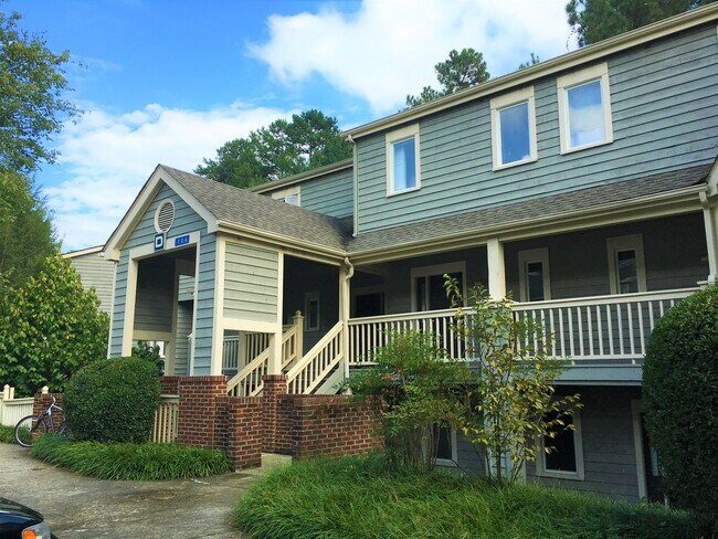 Building Photo - Updated, polished 2br END UNIT in Mill Cre...