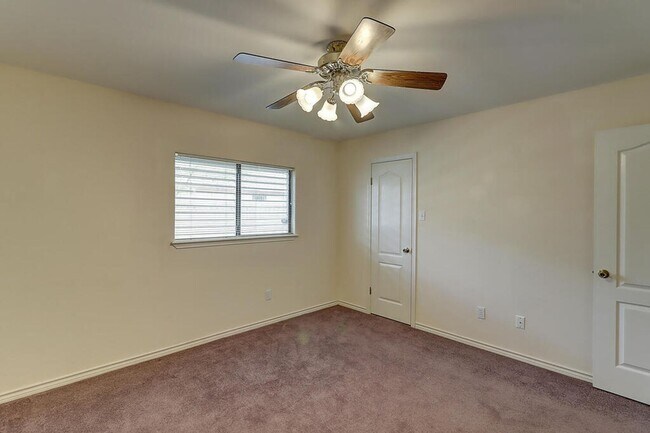 Building Photo - 4321 Holly Ridge Dr