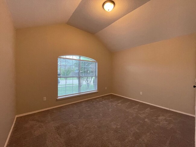 Building Photo - COMING SOON - 3 BEDROOM 2 BATH HOME IN SW ...