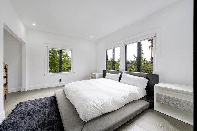 Building Photo - 1629 S Lakeside Dr