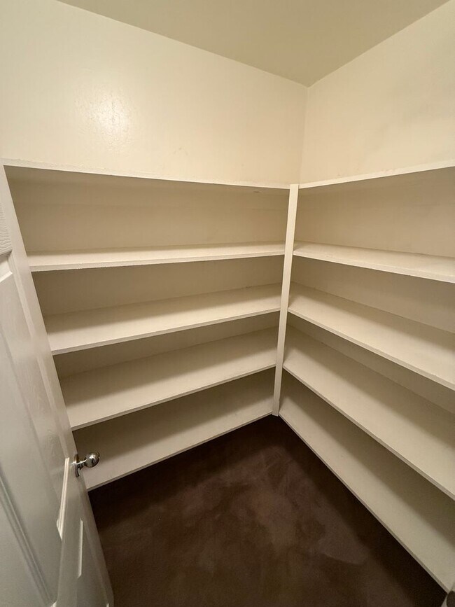 Building Photo - Spacious 3-Bedroom, 2-Bathroom Home in Sou...