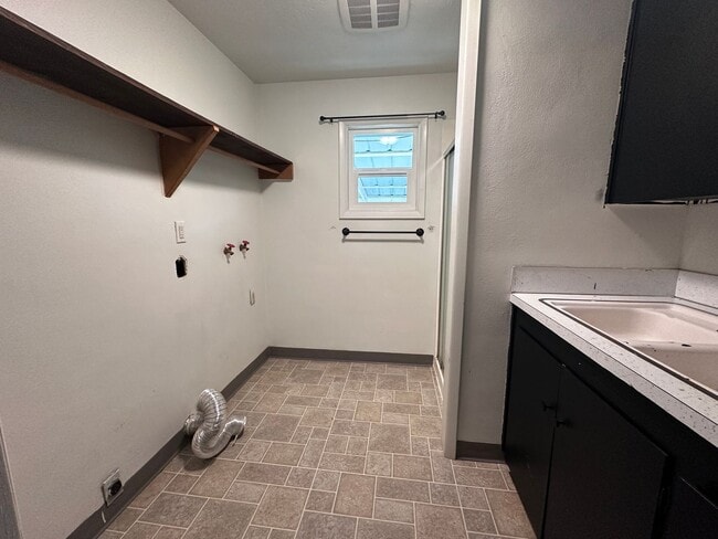 Building Photo - Charming 4 bedroom home in Independence