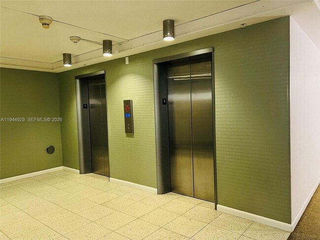 Building Photo - 900 Bay Dr