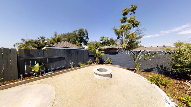 Building Photo - Renovated! 8BD/4BA with POOL!! (Lease Out ...