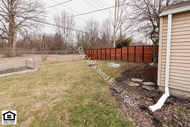 Building Photo - Charming 3 Bedroom Home with Fantastic Outdoor Space - Animals Welcome!