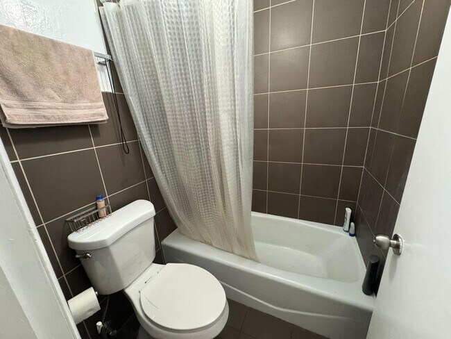 Building Photo - 68 E 200 S