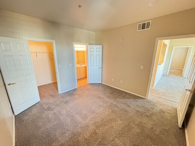Building Photo - Beautiful 2 bedroom 2 bath condo