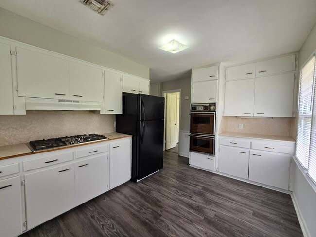 Building Photo - 3 bed 1 bath in Tecumseh!
