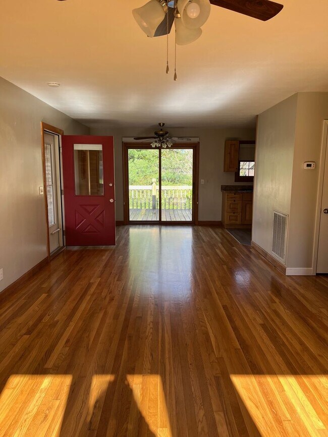 Building Photo - 3 Bedroom / 1 Bath  Johnson City, TN