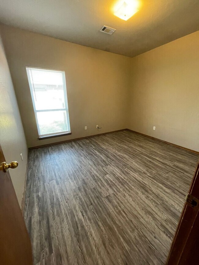 Building Photo - Three Bedroom in Norman with new hardwood ...
