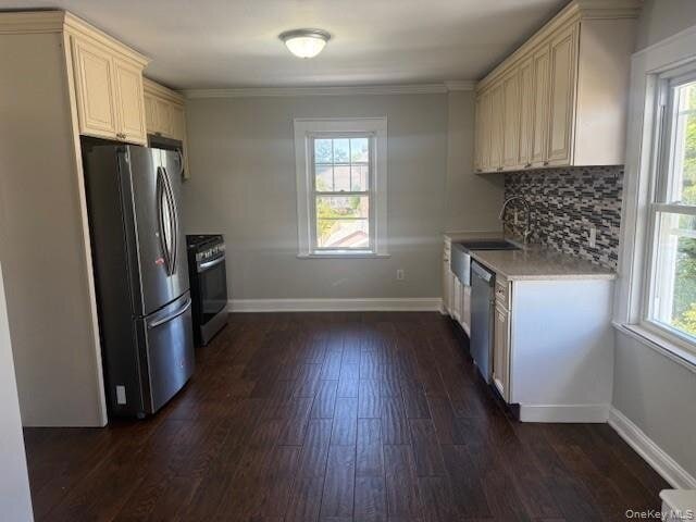 Primary Photo - 523 Bayview Ave