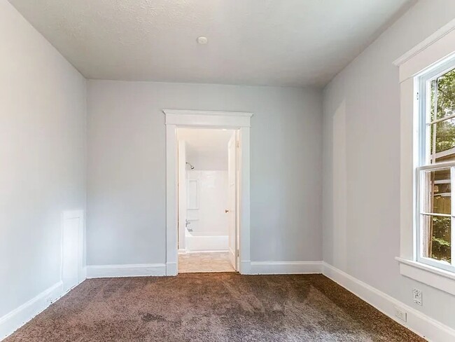 Building Photo - 3bd/2ba in the Heart of Oakland City and M...
