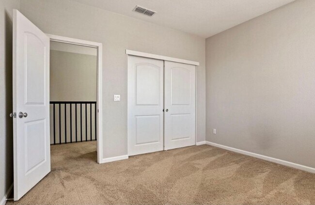Building Photo - Beautiful 5 Bedroom, 3 Bath Tracy Home / B...