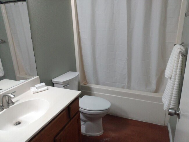 Building Photo - 1327 E Pierce St